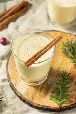 Ev yapımı Ayyaş Tatil Rom Tarçın ve Nutmeg ile Eggnog