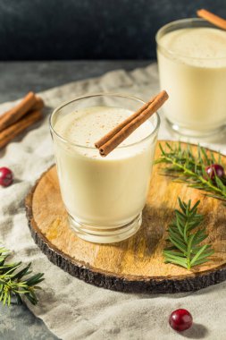 Ev yapımı Ayyaş Tatil Rom Tarçın ve Nutmeg ile Eggnog