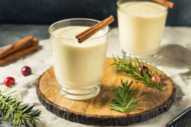 Ev yapımı Ayyaş Tatil Rom Tarçın ve Nutmeg ile Eggnog