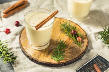 Ev yapımı Ayyaş Tatil Rom Tarçın ve Nutmeg ile Eggnog