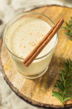Ev yapımı Ayyaş Tatil Rom Tarçın ve Nutmeg ile Eggnog