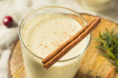 Ev yapımı Ayyaş Tatil Rom Tarçın ve Nutmeg ile Eggnog