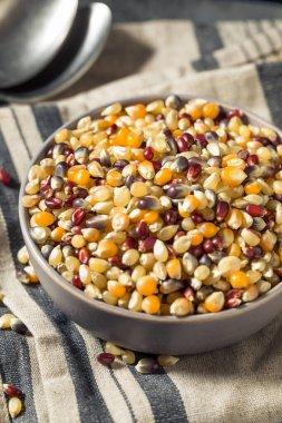 Kuru Organik Gökkuşağı Patlamış Mısırı Pişirmeye Hazır