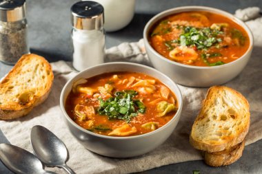 Peynirli ve fesleğenli ev yapımı İtalyan Tortellini Çorbası
