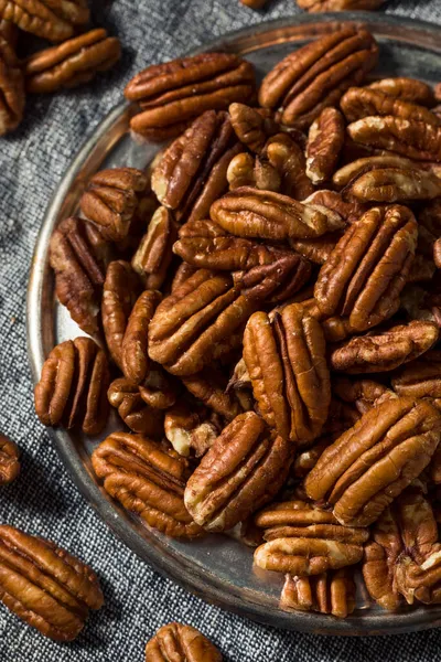 Nyers Barna Orángután Pecan Nuts Egy Tálban — Stock Fotó