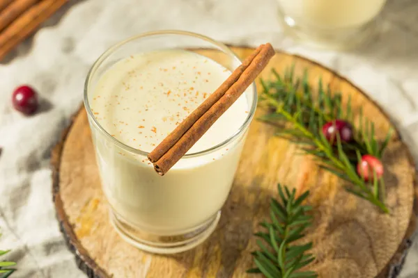 Hausgemachte Boozy Holiday Rum Eggnog Mit Zimt Und Muskatnuss — Stockfoto
