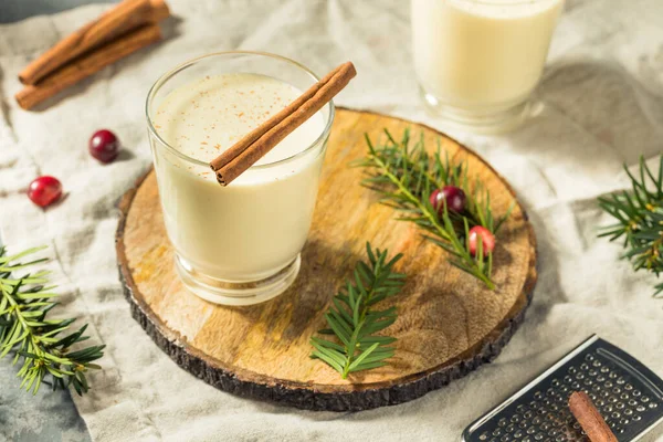 Ev yapımı Ayyaş Tatil Rom Tarçın ve Nutmeg ile Eggnog