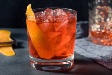 İçki İçen Tekila La Rosita Negroni Kokteyli Greyfurtlu Garnitür
