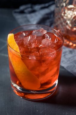 İçki İçen Tekila La Rosita Negroni Kokteyli Greyfurtlu Garnitür