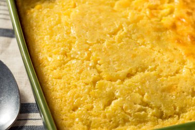 Tatil için ev yapımı mısır pudingi güveci.