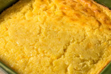 Tatil için ev yapımı mısır pudingi güveci.