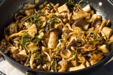 Sağlıklı Ev Yapımı Gurme Tavada Pişmiş Mantar