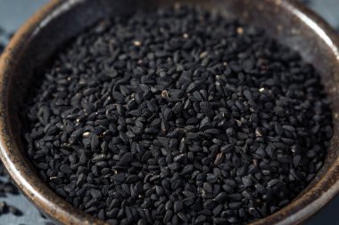 Çiğ Black Organic Charnushka Soğan Tohumu Bir kâsede Baharat
