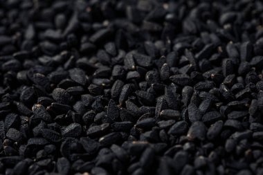 Çiğ Black Organic Charnushka Soğan Tohumu Bir kâsede Baharat