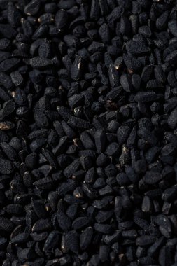 Çiğ Black Organic Charnushka Soğan Tohumu Bir kâsede Baharat