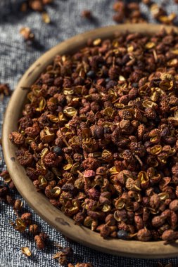 Çiğ kırmızı organik Sichuan biberi kasede.