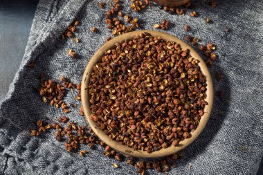 Çiğ kırmızı organik Sichuan biberi kasede.
