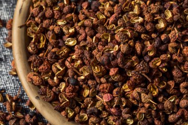 Çiğ kırmızı organik Sichuan biberi kasede.