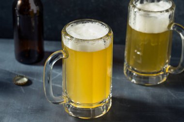 Soğuk Yenileyici Bira İçmeye Hazır Bardakta