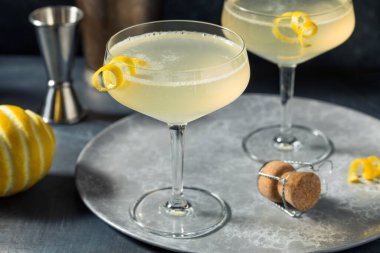 İçkili 75 Fransız İçkisi Şampanya ve Cin ile Kokteyl