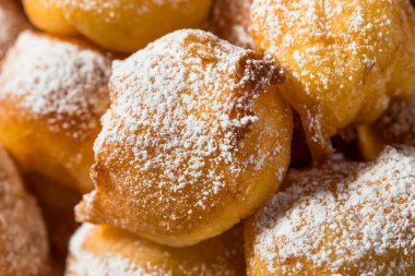 Noel için ev yapımı İtalyan Zeppole Donutları ve Pudra Şekeri