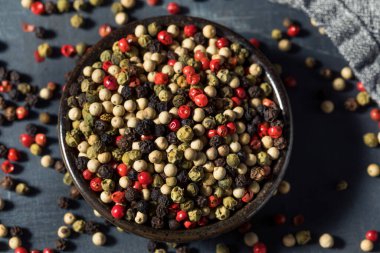 Kase içinde çiğ organik kuru biber.