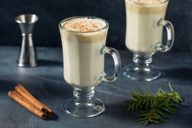 İçkili Sıcak Tom ve Jerry Yumurta ve Fındıklı Kokteyl