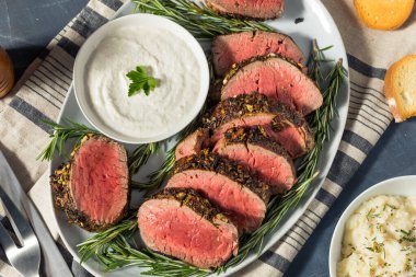 Ev yapımı Grassfed Biftek Sığır filetosu Yaban turpu ve Patates