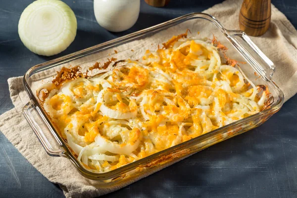 Bawang Tennessee Cheesy Organik Panggang Dalam Dish Casserole — Stok Foto