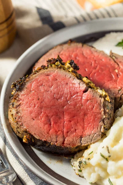 Hjemmelaget Grassfed Roast Beef Tenderloin Med Pepperrot Poteter – stockfoto