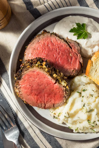 Zelfgemaakte Grassfed Roast Beef Tenderloin Met Mierikswortel Aardappel — Stockfoto