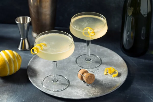Boozy Orzeźwiający Francuski Koktajl Szampanem Gin — Zdjęcie stockowe