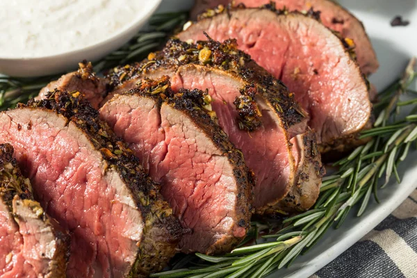 Hemlagad Grassfed Roast Beef Tenderloin Med Pepparrot Och Potatis — Stockfoto