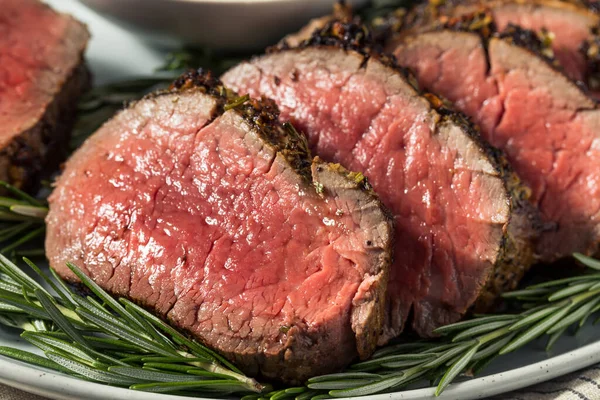 Hemlagad Grassfed Roast Beef Tenderloin Med Pepparrot Och Potatis — Stockfoto