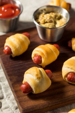 Hardal ve Ketçaplı Ev Yapımı Domuzlar Battaniyede