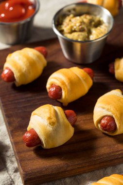 Hardal ve Ketçaplı Ev Yapımı Domuzlar Battaniyede