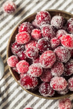 Tatlı Kırmızı Şekerli Kızılcıklar Noel için bir kasede