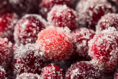 Tatlı Kırmızı Şekerli Kızılcıklar Noel için bir kasede