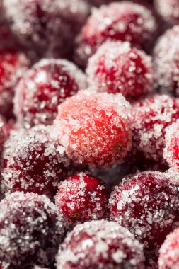 Tatlı Kırmızı Şekerli Kızılcıklar Noel için bir kasede