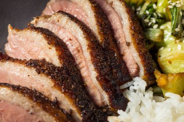 Ev yapımı Çin Baharatlı Ördek Pirinç ve Bok Choy