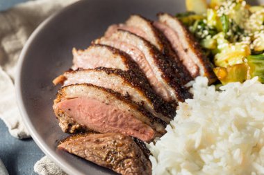 Ev yapımı Çin Baharatlı Ördek Pirinç ve Bok Choy