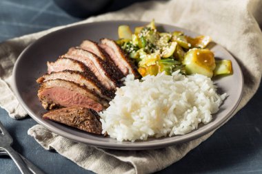 Ev yapımı Çin Baharatlı Ördek Pirinç ve Bok Choy