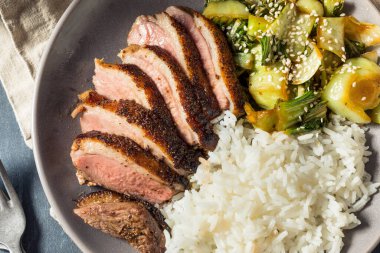 Ev yapımı Çin Baharatlı Ördek Pirinç ve Bok Choy