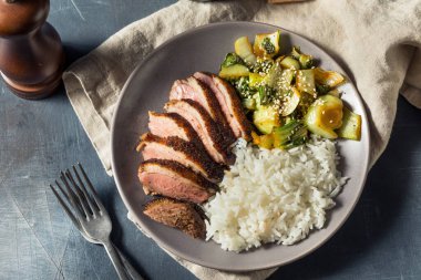 Ev yapımı Çin Baharatlı Ördek Pirinç ve Bok Choy