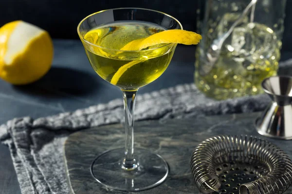 Boozy Refreshing Yellow Chartreuse Alaska Cocktail Lemon Gin — Fotografia de Stock