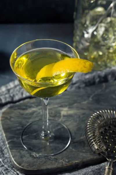 Boozy Refreshing Yellow Chartreuse Alaska Cocktail Lemon Gin — Zdjęcie stockowe