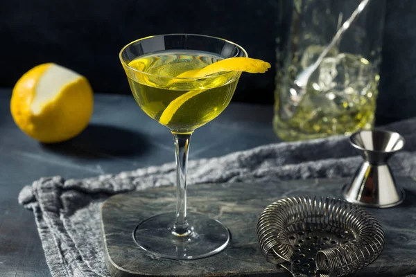 Ποτό Δροσιστικό Κίτρινο Chartreuse Αλάσκα Cocktail Λεμόνι Και Τζιν — Φωτογραφία Αρχείου