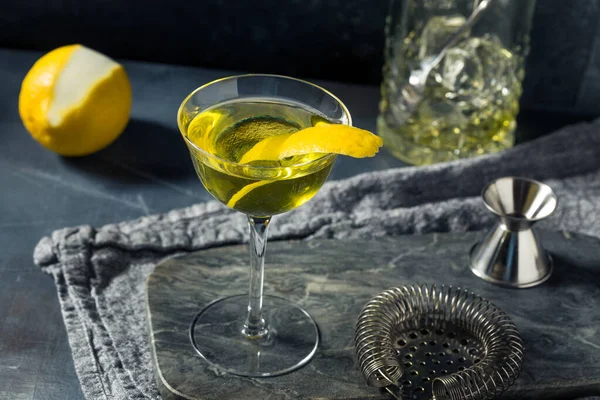 Boozy Refreshing Yellow Chartreuse Alaska Cocktail Lemon Gin — стоковое фото