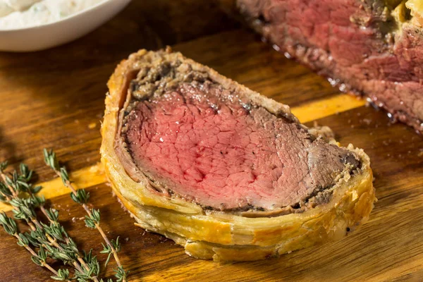 Homemade Holiday Beef Wellington Roast Mushrooms Puff Pastry — Stockfoto