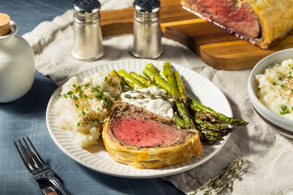 Homemade Holiday Beef Wellington Roast Mushrooms Puff Pastry — Foto de Stock